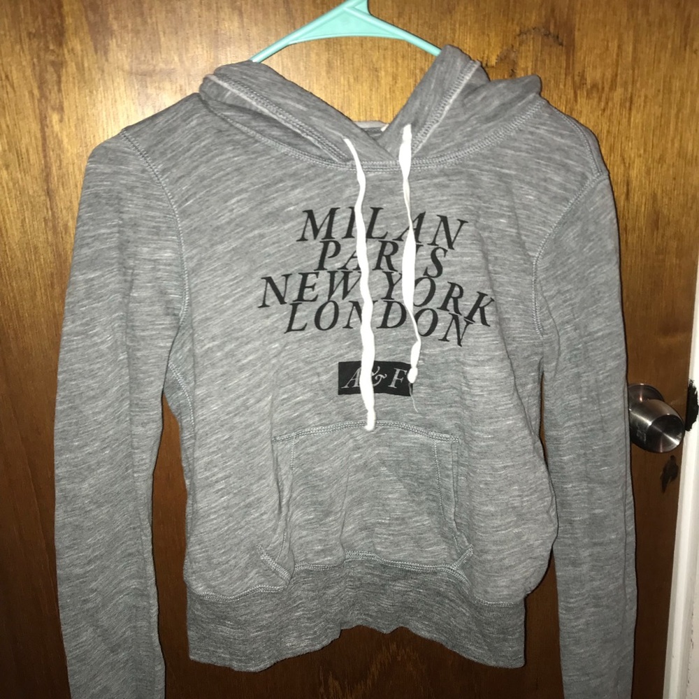 grey sweatshirt